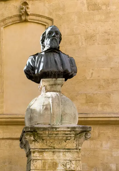 Aix-en-Provence, Fransa - 10 Temmuz 2024: Rönesans bilim adamı Nicolas-Claude Fabri Peiresc 'in büstü