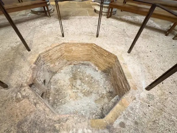 Aix-en-Provence, Fransa - 10 Temmuz 2024: Tarihi Katedral Saint Sauveur, Kurtarıcı. Tarihsel daldırma vaftiz yazı tipi 