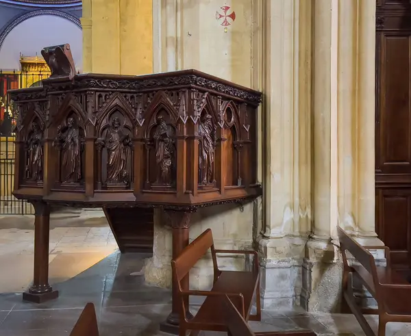 Aix-en-Provence, Fransa - 10 Temmuz 2024: Tarihi Katedral Saint Sauveur, Kurtarıcı. Tarihi ahşap oyulmuş kürsü