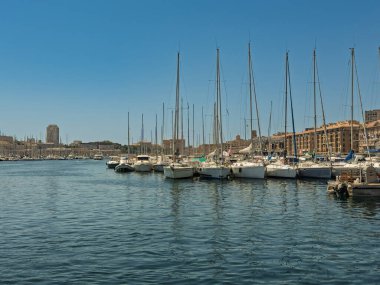 Marsilya, Fransa - 10 Temmuz 2024 şehir merkezi manzarası. Vieux Limanı 'nın kuzeyindeki eski limandaki yatlar için rıhtım ve rıhtımlar.