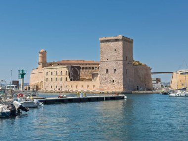 Marsilya, Fransa - 10 Temmuz 2024 şehir merkezi manzarası. Saint-Jean Kalesi, Vieux limanının kuzey tarafında gözcü kulesi, eski liman, giriş.