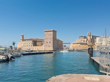 Marsilya, Fransa - 10 Temmuz 2024 şehir merkezi manzarası. Saint-Jean Kalesi, gözcü kulesi ve Eglise Saint-Laurent Vieux limanının kuzey tarafında, eski liman, giriş.