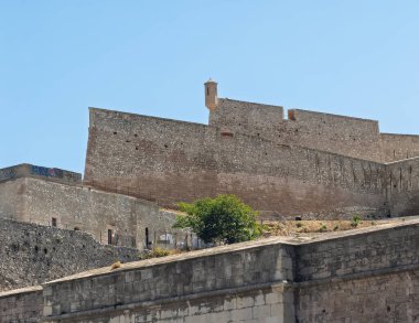 Marsilya, Fransa - 10 Temmuz 2024 şehir merkezi manzarası. Saint-Nicolas Kalesi, Vieux Limanı, eski liman ve Charles Livon Bulvarı 'nın güney girişinde büyük surları olan bir kale..