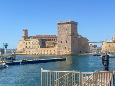 Marsilya, Fransa - 10 Temmuz 2024 şehir merkezi manzarası. Saint-Jean Kalesi, Vieux limanının kuzey tarafında gözcü kulesi, eski liman, giriş.