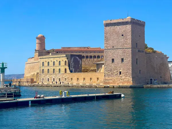 Marsilya, Fransa - 10 Temmuz 2024 şehir merkezi manzarası. Saint-Jean Kalesi, Vieux limanının kuzey tarafında gözcü kulesi, eski liman girişi.