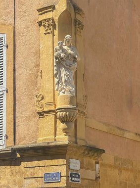 Aix-en-Provence, Fransa - 10 Temmuz 2024: Meydanın dışında beyaz Madonna heykeli, Place des 4 Dophins in Rue du 4 Eylül