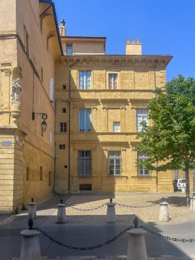 Aix-en-Provence, Fransa - 10 Temmuz 2024: Meydan dışında Beyaz Madonna heykeli, Place des 4 Dophins in Rue du 4 Eylül. Sarı taş bina