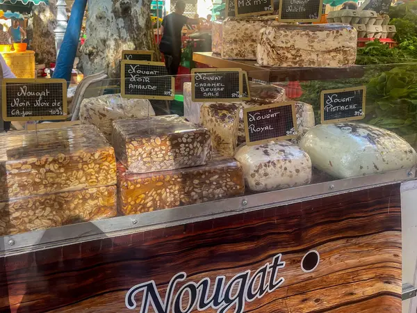 Aix-en-Provence, Fransa - 10 Temmuz 2024: Richelme Meydanı 'ndaki açık pazarda Nougat dükkanı. Gösteride büyük farklı tatlar var.