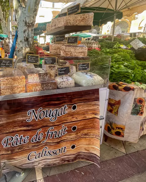Aix-en-Provence, Fransa - 10 Temmuz 2024: Richelme Meydanı 'ndaki açık pazarda Nougat dükkanı. Gösteride büyük farklı tatlar var. Komşu olarak sebzeler