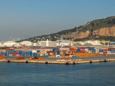 Barselona, İspanya - 11 Temmuz 2024: BOPA Lojistik tankları ve APM konteyner terminalinin arkasındaki depo