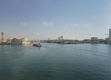 Barcelona, İspanya - 11 Temmuz 2024: Molle de Barcelona 'nın sonundaki Eurostars Grand Marina Oteli liman manzarası daha geniş