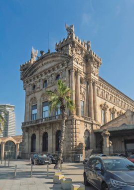 Barselona, İspanya - 11 Temmuz 2024: Vergi Dairesi yan cephesi, Agencia Tributaria, limanın kenarında döner kavşakta arabalarla