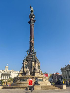 Barselona, İspanya - 11 Temmuz 2024: Placa Portal de la Pau, Meydan. İki nokta üst üste, tüm Kolomb Anıtı, Korint sütunundaki adamın heykeli, mavi gökyüzüne karşı.