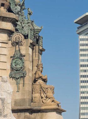 Barselona, İspanya - 11 Temmuz 2024: Placa Portal de la Pau, Meydan. Kraliçe 1. Isabella, Columbus Anıt Üssü 'nde bronz bir plaketle gezgin Vicente Pinzon' un resmini ve adını taşıyor.