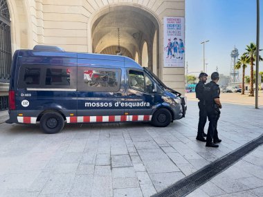 Barselona, İspanya - 11 Temmuz 2024: Placa Portal de la Pau, Meydan. Mossos d 'Esquadra polisinin minibüsü Gobierno Militar' ın önüne park edilmiş, askeri hükümet tarihi binası.. 