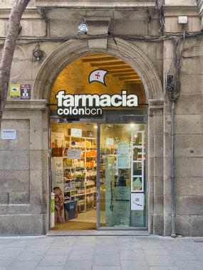 Barselona, İspanya - 11 Temmuz 2024 Las Ramblas manzarası. Farmacia Colon, Carrer de Josep Anselm Clave 'in köşesinde..