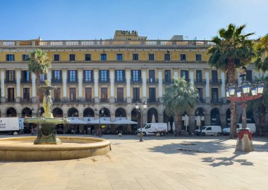 Barselona, İspanya - 11 Temmuz 2024: Barri Gotic, Placa Reial Meydanı, ortasında çeşme olan daha geniş manzara. Mallarını birçok Horeca şirketine dağıtan birkaç nakliye kamyonu var.