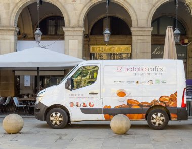 Barselona, İspanya - 11 Temmuz 2024: Barri Gotic, Placa Reial Meydanı. Batalla Cafe, kahve, Horeca şirketlerine teslimat yapan kamyon. Kahve çekirdekleri yan tarafta. Hostal Ambos Mundos 'un önünde duruyor,