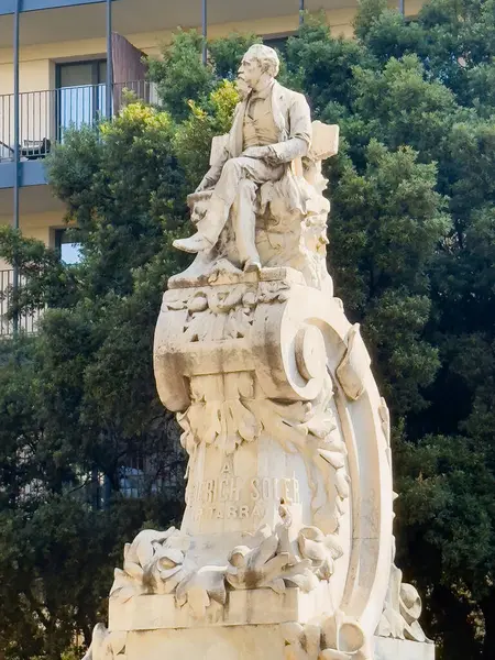 Barselona, İspanya - 11 Temmuz 2024 Las Ramblas manzarası. Frederic Soler 'in heykeli nam-ı diğer Serafi Pitarra beyaz taşta, arkasında yeşil yapraklar var.. 