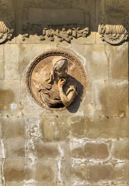 Barselona, İspanya - 11 Temmuz 2024 Las Ramblas manzarası. Tiyatro Müdürü cephesi: Opera sanatçısı Maria Malibran 'ın göğüs heykellerinden biri