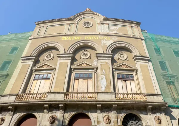 Barselona, İspanya - 11 Temmuz 2024 Las Ramblas manzarası. Tiyatro Müdürü 'nün ön cephesi, tarihi bina 4 büstü heykel ve pencerenin üstünde küçük peçeler