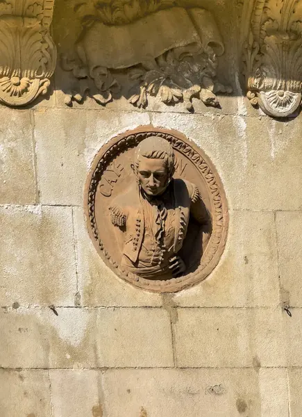 Barselona, İspanya - 11 Temmuz 2024 Las Ramblas manzarası. Tiyatro Müdürü cephesi: Bir adamın göğüs heykellerinden biri