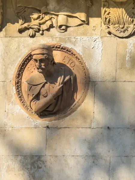 Barselona, İspanya - 11 Temmuz 2024 Las Ramblas manzarası. Tiyatro Müdürü cephesi: Bir adamın göğüs heykellerinden biri