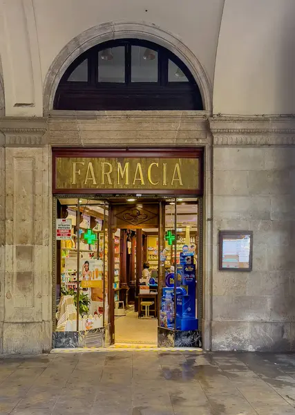 Barselona, İspanya - 11 Temmuz 2024 Las Ramblas manzarası. Köşedeki eczane Rambla. Calle de Colon. 