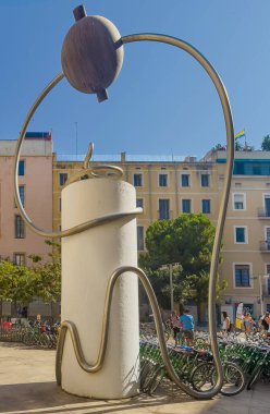 Barselona, İspanya - 11 Temmuz 2024: Barri Gotic, Placa Reial Meydanı. George Orwell Meydanı 'ndaki İşkembe Anıtı. Kiralık bisiklet kuyrukları ve arkadaki binalar. Gökkuşağı bayrağı