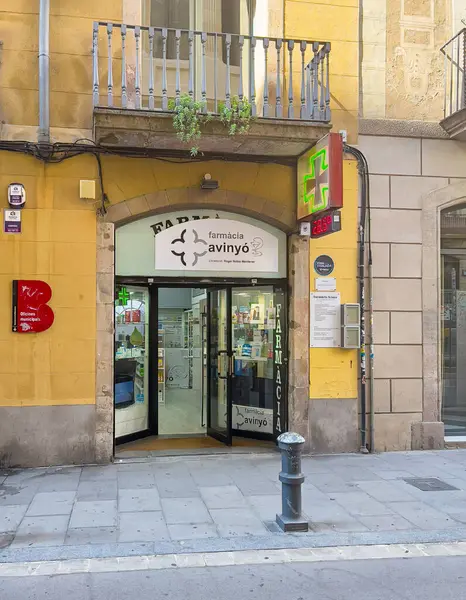 Barselona, İspanya - 11 Temmuz 2024: Barri Gotic, Farmacia Avinyo