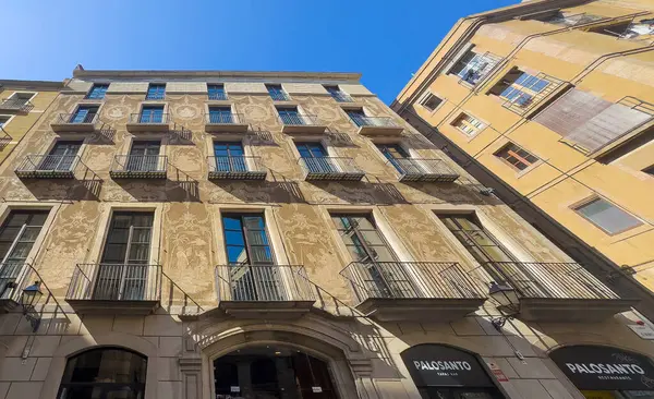 Barcelona, İspanya - 11 Temmuz 2024: Barri Gotic, Frescos Palosanto Tapas Bar 'ın 30.