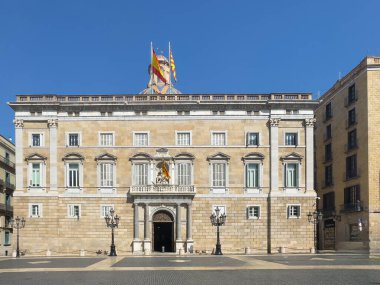 Barcelona, İspanya - 11 Temmuz 2024: Barri Gotic, Palau de la Generalitat de Catalunya veya Katalonya Hükümeti Sarayı Sant Jaume Meydanı, plaka, mavi gökyüzü altında. Bayraklar
