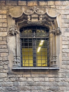 Barcelona, İspanya - 11 Temmuz 2024: Barri Gotic, Carrer del Bisbe, cadde, Palau de la Generalitat de Catalunya veya Katalonya Hükümeti Sarayı 'nın pencere çerçevesi