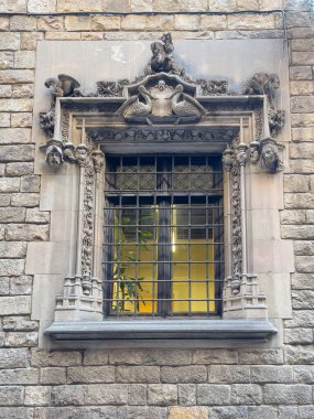 Barcelona, İspanya - 11 Temmuz 2024: Barri Gotic, Carrer del Bisbe, cadde, Palau de la Generalitat de Catalunya veya Katalonya Hükümeti Sarayı 'nın pencere çerçevesi