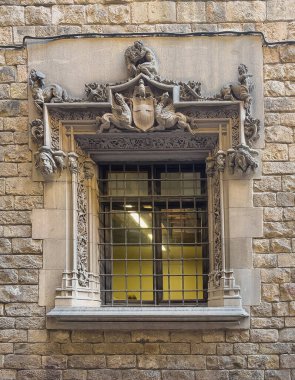 Barcelona, İspanya - 11 Temmuz 2024: Barri Gotic, Carrer del Bisbe, cadde, Palau de la Generalitat de Catalunya veya Katalonya Hükümeti Sarayı 'nın pencere çerçevesi