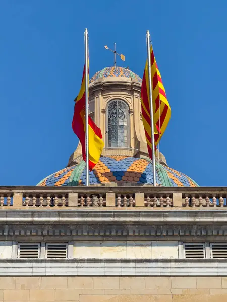 Barcelona, İspanya - 11 Temmuz 2024: Barri Gotic, Palau de la Generalitat de Catalunya 'nın ya da Katalonya Hükümeti Sarayı' nın tepesinde Sant Jaume Meydanı, plaka, mavi gökyüzü altında bayraklar. 
