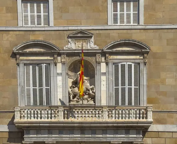 Barselona, İspanya - 11 Temmuz 2024: Barri Gotic, Aziz George Palau de la Generalitat de Catalunya veya Katalonya Hükümeti Sarayı önündeki ejderha heykelini öldürdü.