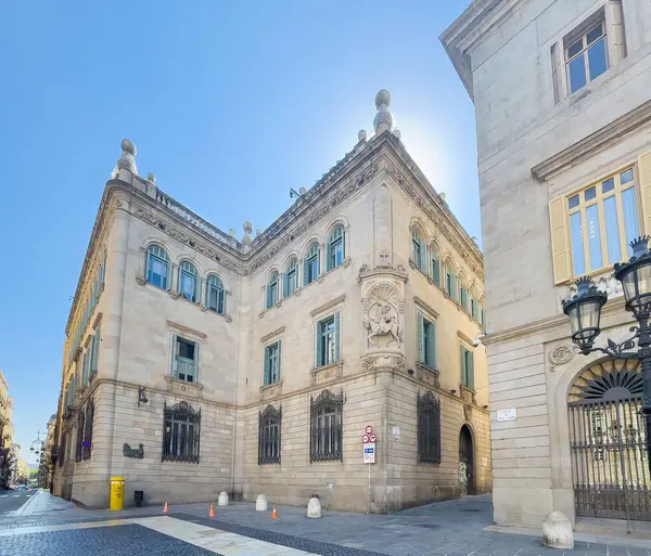 Barselona, İspanya - 11 Temmuz 2024: Barri Gotic, Zina de Sant Jaume, binicilik heykeli ve çevresindeki belediye binası.