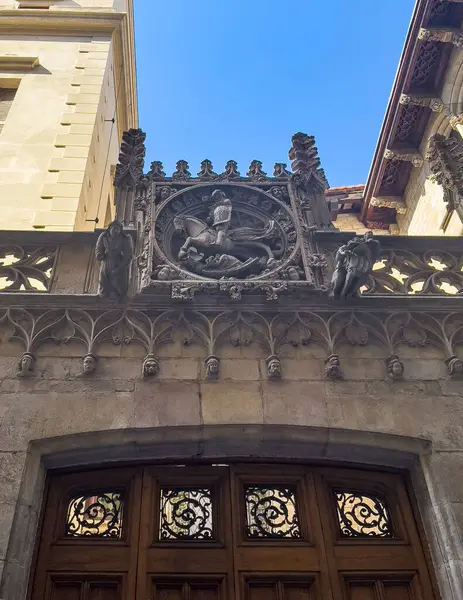 Barcelona, İspanya - 11 Temmuz 2024: Barri Gotic, Saint George freski Carrer del Bisbe, cadde, Palau de la Generalitat de Catalunya veya Katalonya Hükümeti Sarayı 'nın yan girişi