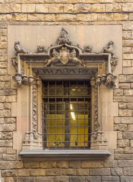 Barcelona, İspanya - 11 Temmuz 2024: Barri Gotic, Carrer del Bisbe, cadde, Palau de la Generalitat de Catalunya veya Katalonya Hükümeti Sarayı 'nın pencere çerçevesi