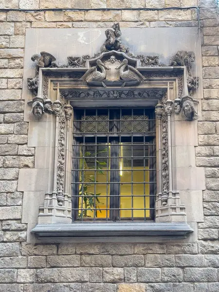 Barcelona, İspanya - 11 Temmuz 2024: Barri Gotic, Carrer del Bisbe, cadde, Palau de la Generalitat de Catalunya veya Katalonya Hükümeti Sarayı 'nın pencere çerçevesi