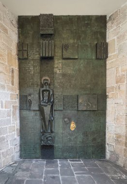 Barselona, İspanya - 11 Temmuz 2024: Barri Gotic, Teğmen Palace veya Genel Vali Palau del Lloctinent. Modern sanat eseri tasarlanmış kapısı ve kalkanı ve altın eli olan bir şövalye resmi.