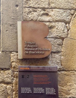 Barselona, İspanya - 11 Temmuz 2024: Barri Gotic, Roma Augustus Tapınağı girişindeki tabela