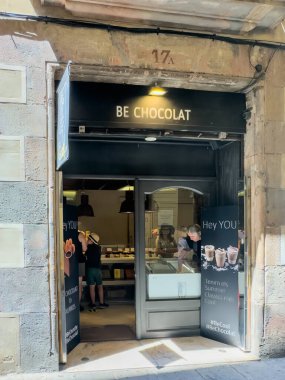 Barselona, İspanya - 11 Temmuz 2024: Barri Gotic, Carrer de l 'Ave Maria' da şeker ve dondurma satan Çikolata Dükkanı.