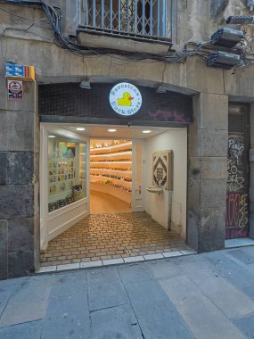 Barselona, İspanya - 11 Temmuz 2024: Barri Gotic, Carrer de la Palla, Ördek mağazası, ördek heykelciklerinin her renkten, formatlardan ve pozlardan satışı