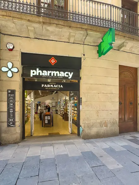 Barselona, İspanya - 11 Temmuz 2024: Barri Gotic, Carrer dels Banys Nous, Antiga farmacia de la Estrella eczane