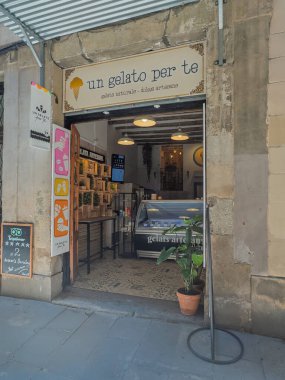 Barselona, İspanya - 11 Temmuz 2024: Barri Gotic, Carrer Saint Philip Neri 'deki Dondurma Dükkanı.