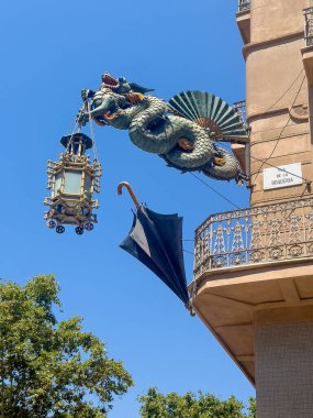 Barselona, İspanya - 11 Temmuz 2024 Las Ramblas manzarası. La Rambla de Sant Josep ve Carrer de la Boqueria 'nın köşesinde Çin tarzı ejderha heykeli olan bir apartman var.