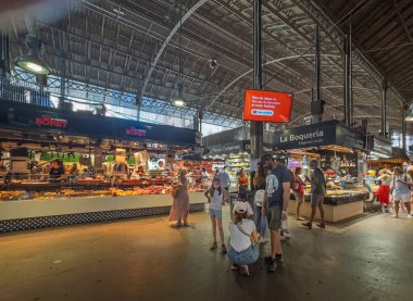 Barselona, İspanya - 11 Temmuz 2024: Mercat de la Boqueria, pazarı kapsıyordu. Birçok tüccar, ziyaretçi ve müşteriyle daha geniş bir görüş.