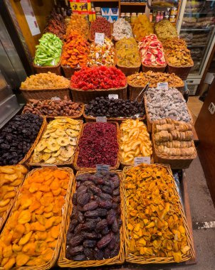 Barselona, İspanya - 11 Temmuz 2024: Mercat de la Boqueria, pazarı kapsıyordu. Kurutulmuş meyve sepetleri hazır, sergileniyor.